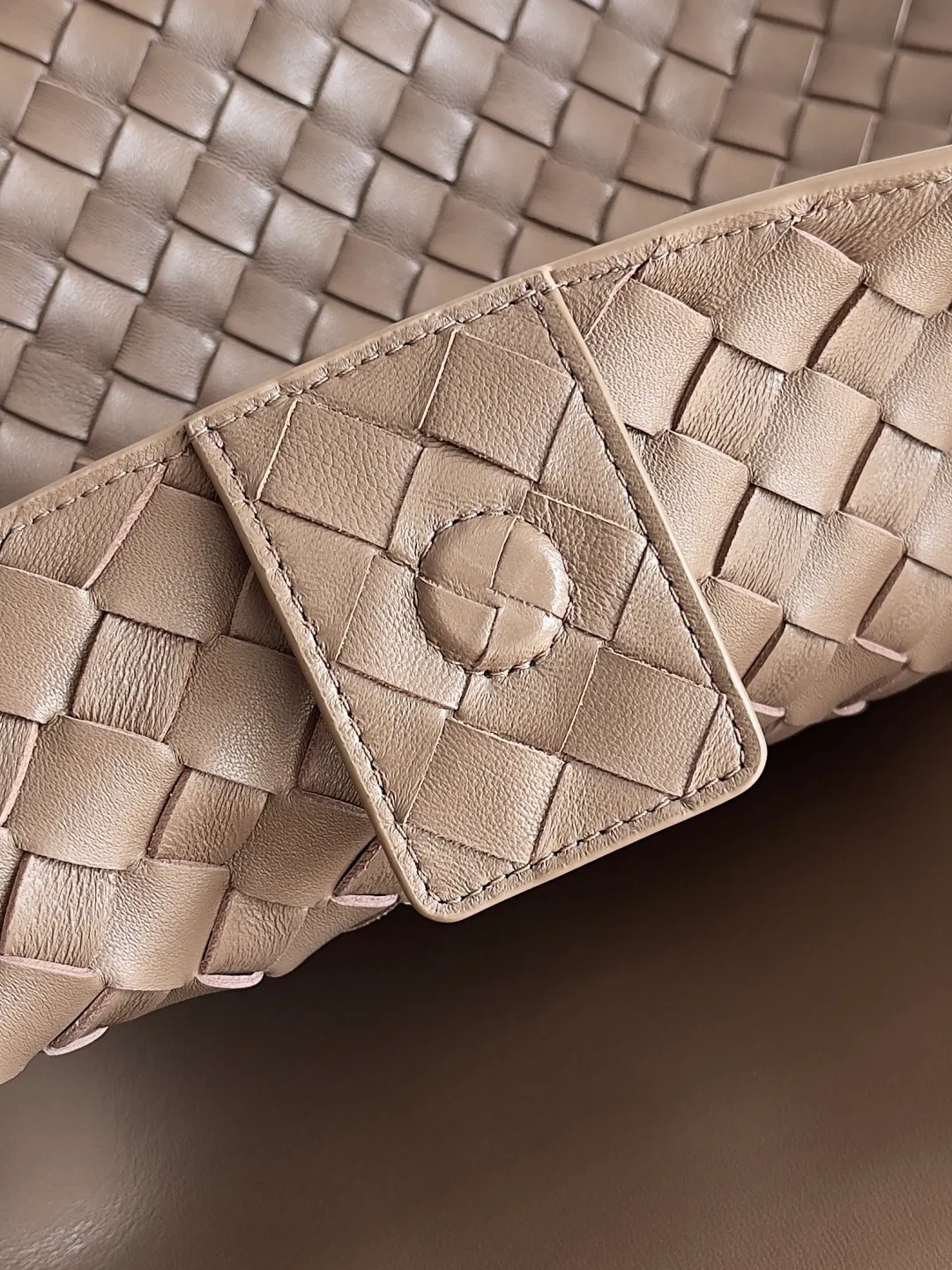 Batch 3760 Recently, the same style of bag that celebrities love is both high-end and practical. Michelle Yeoh, Kim Namjoon, Jing Boran, Tong Liya, Sun Qian, Wu Qianyu, Du Juan, Ma Yili and Bai Baihe are all carrying Bottega Veneta summer series Andiamo handbags. Andiamo has a simple structure and rounded lines. The whole piece is made of Nappa leather. It is comfortable, soft and dynamic. It adds interest to daily life and can be easily matched with various styles. Andiamo handbags are available in three sizes: small, medium and large. There are many colors to choose from, which can meet different needs. You can really carry it whether it is daily or attending events. Style number: 743575 Size: 45*22*34cm
